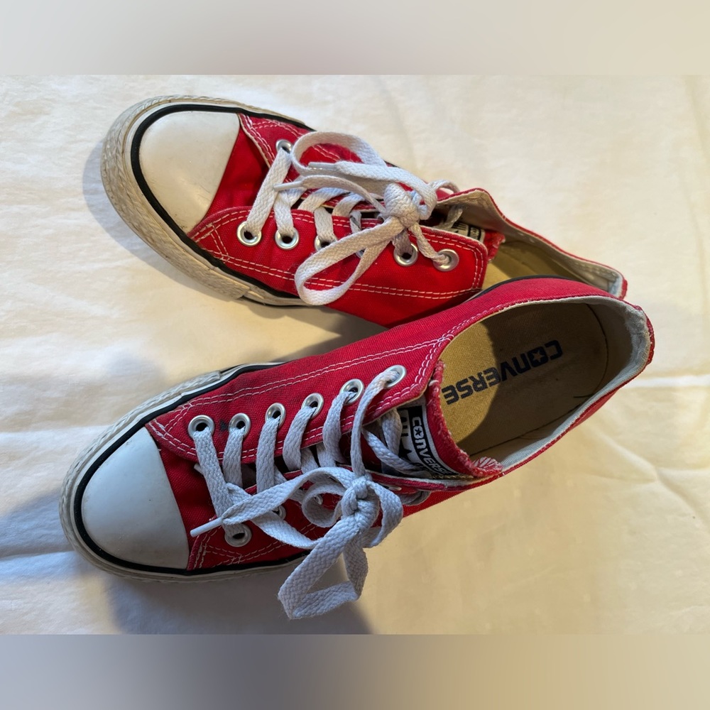 Red low top converse, size 7 women’s.